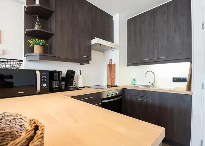 Modern Close To The For 6 Apartment